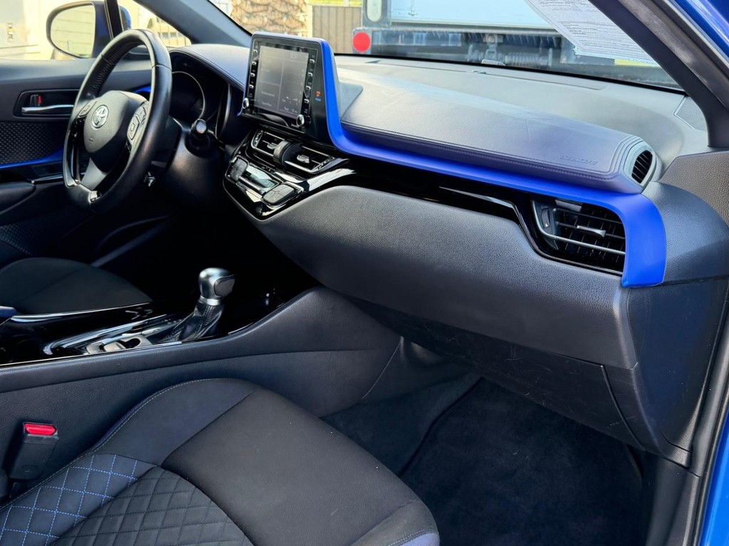 Toyota C-HR Vehicle Full-screen Gallery Image 20