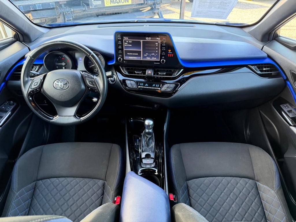 Toyota C-HR Vehicle Full-screen Gallery Image 23