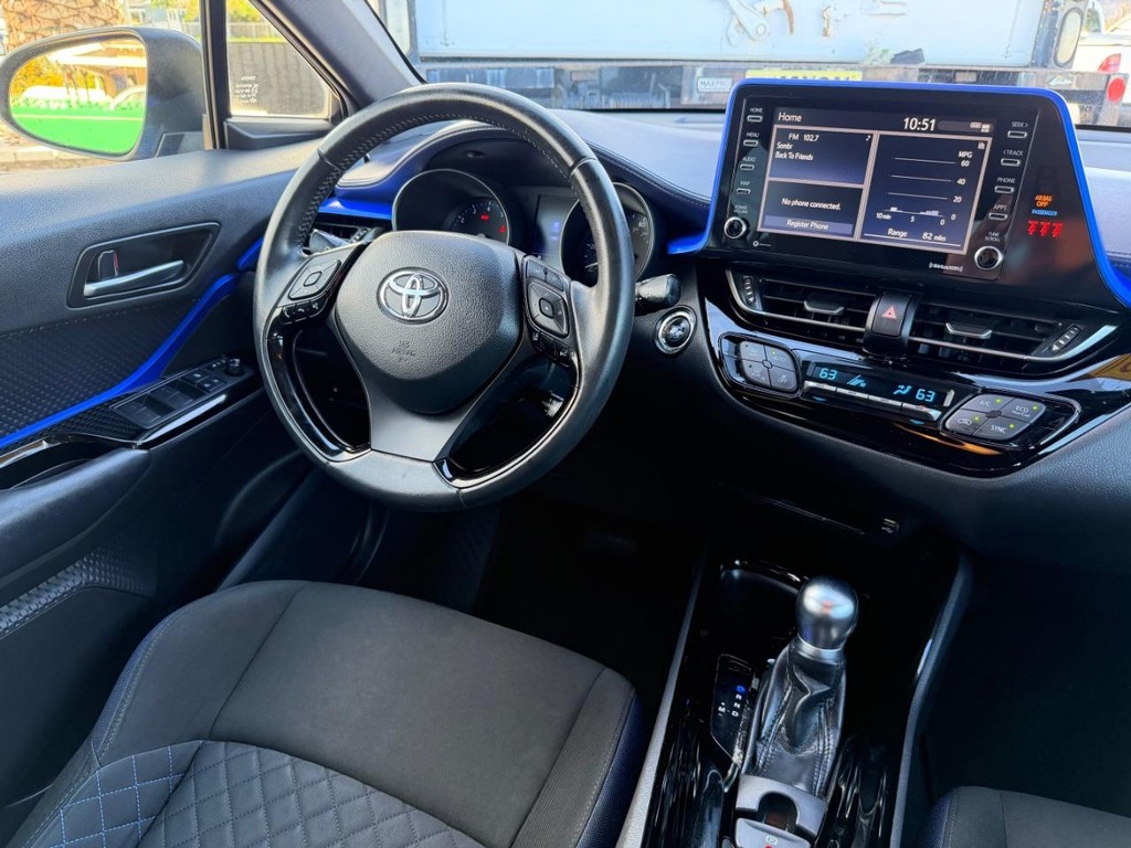 Toyota C-HR Vehicle Full-screen Gallery Image 24
