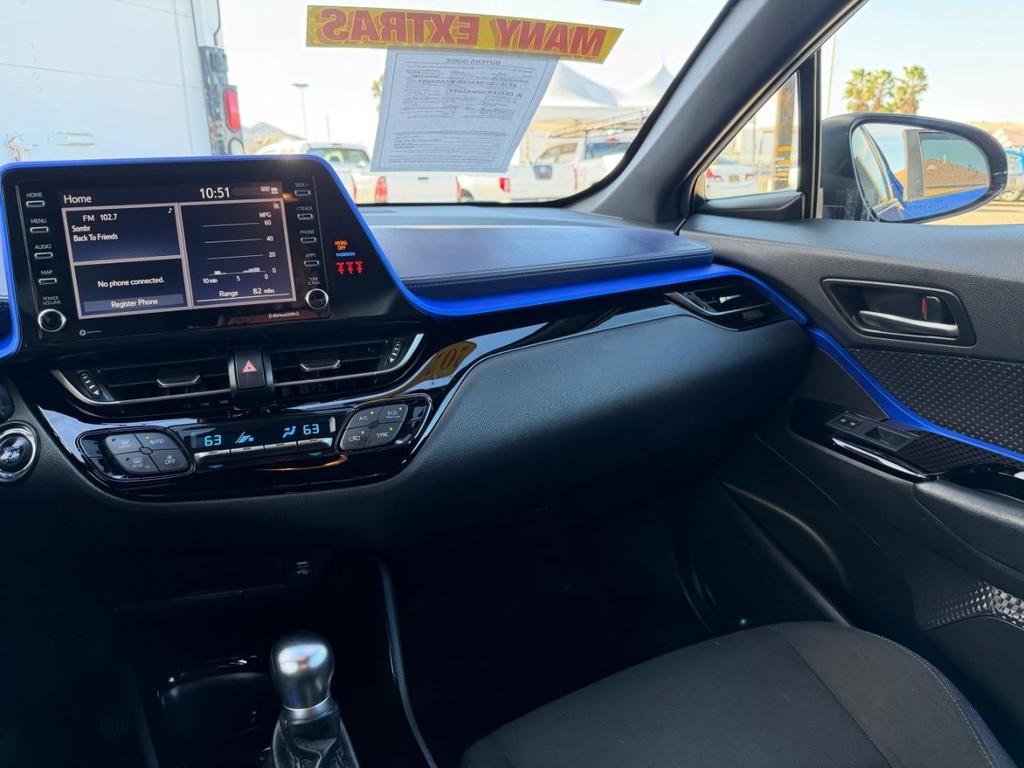 Toyota C-HR Vehicle Full-screen Gallery Image 26