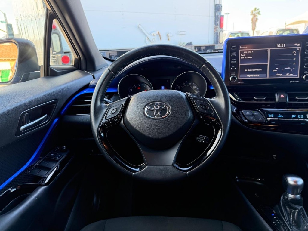 Toyota C-HR Vehicle Full-screen Gallery Image 27