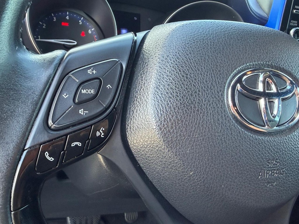 Toyota C-HR Vehicle Full-screen Gallery Image 28