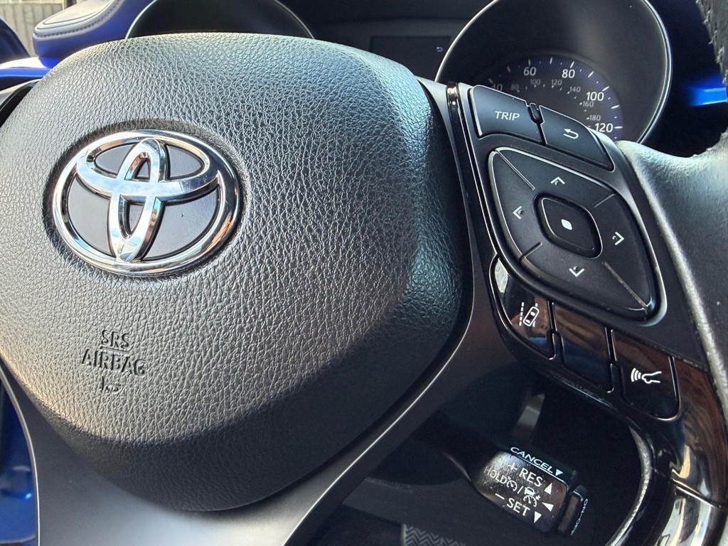 Toyota C-HR Vehicle Full-screen Gallery Image 29