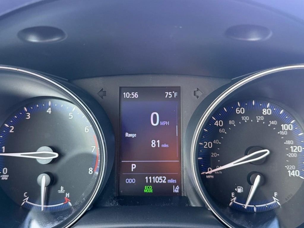 Toyota C-HR Vehicle Full-screen Gallery Image 30