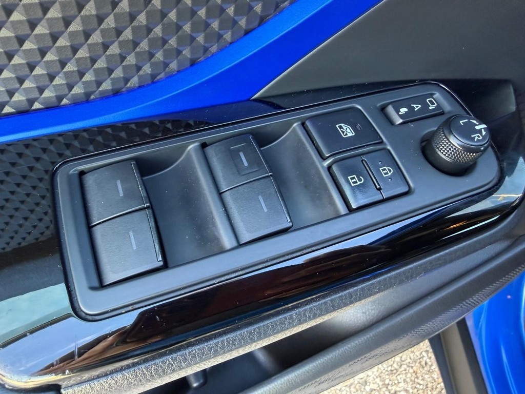 Toyota C-HR Vehicle Full-screen Gallery Image 31