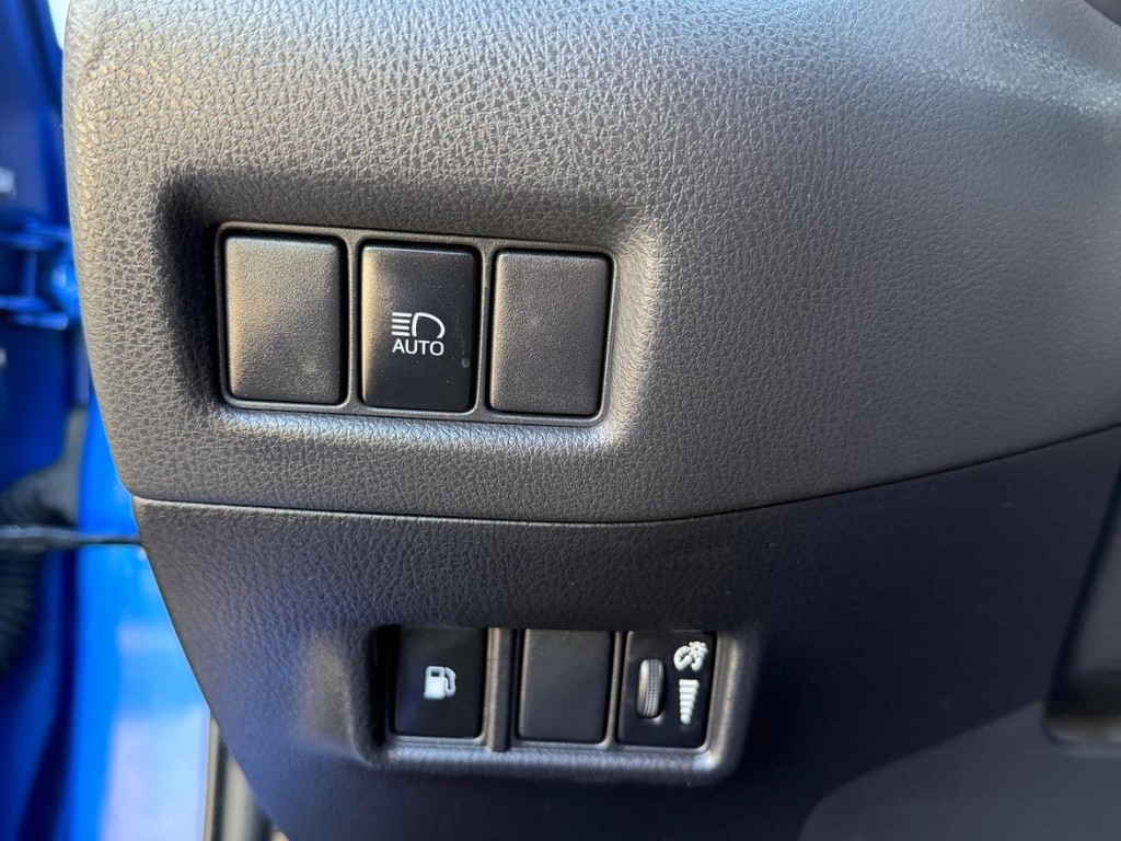 Toyota C-HR Vehicle Full-screen Gallery Image 32