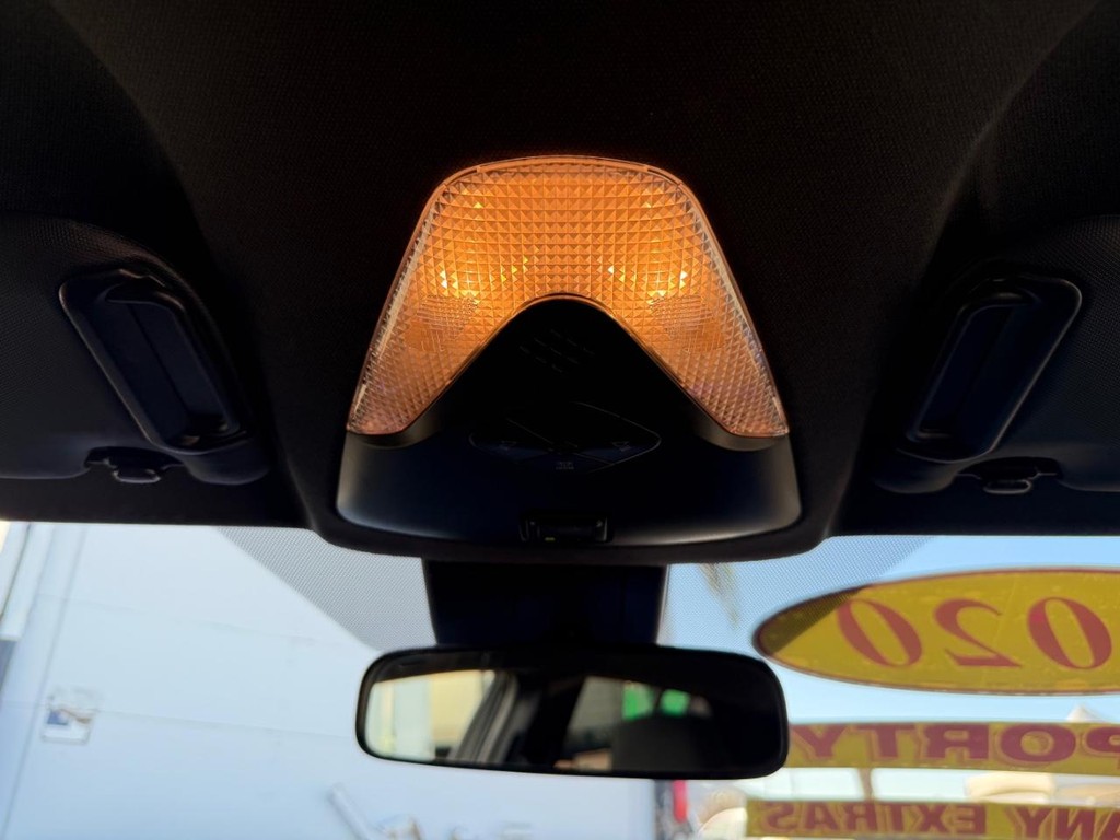 Toyota C-HR Vehicle Full-screen Gallery Image 34