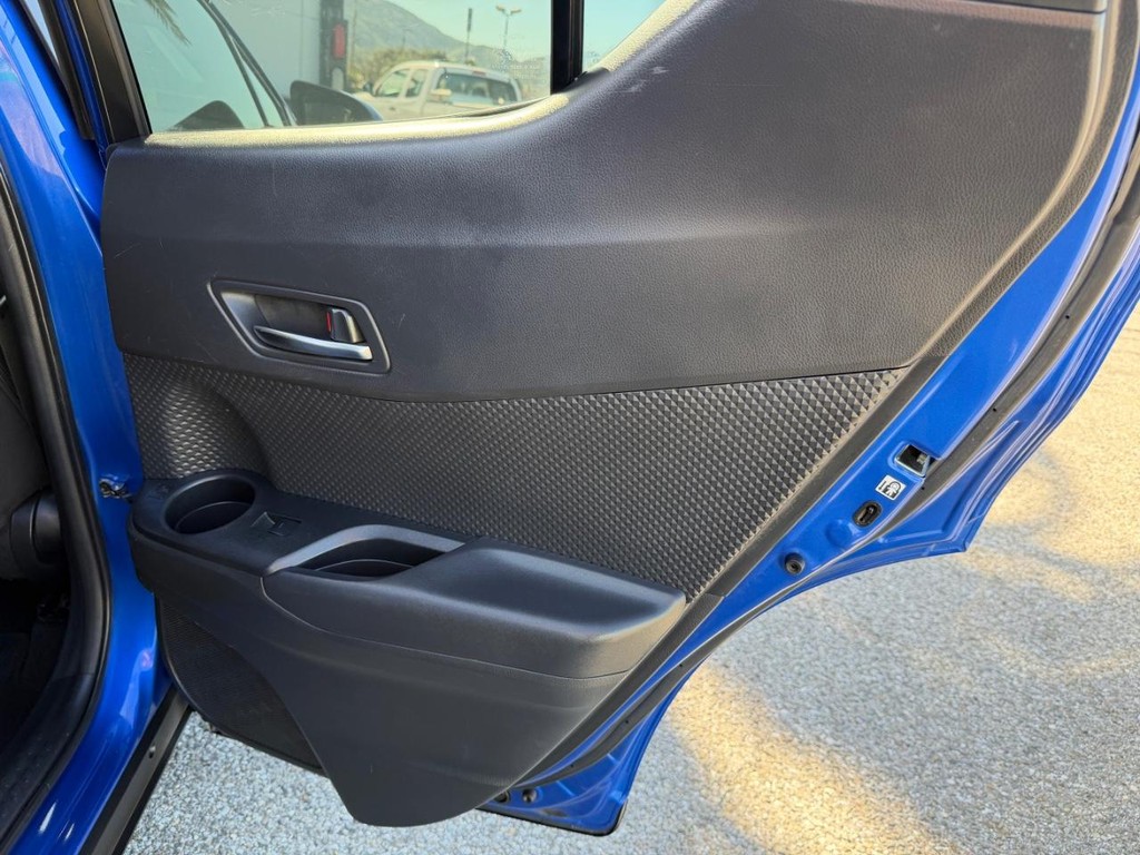 Toyota C-HR Vehicle Full-screen Gallery Image 35
