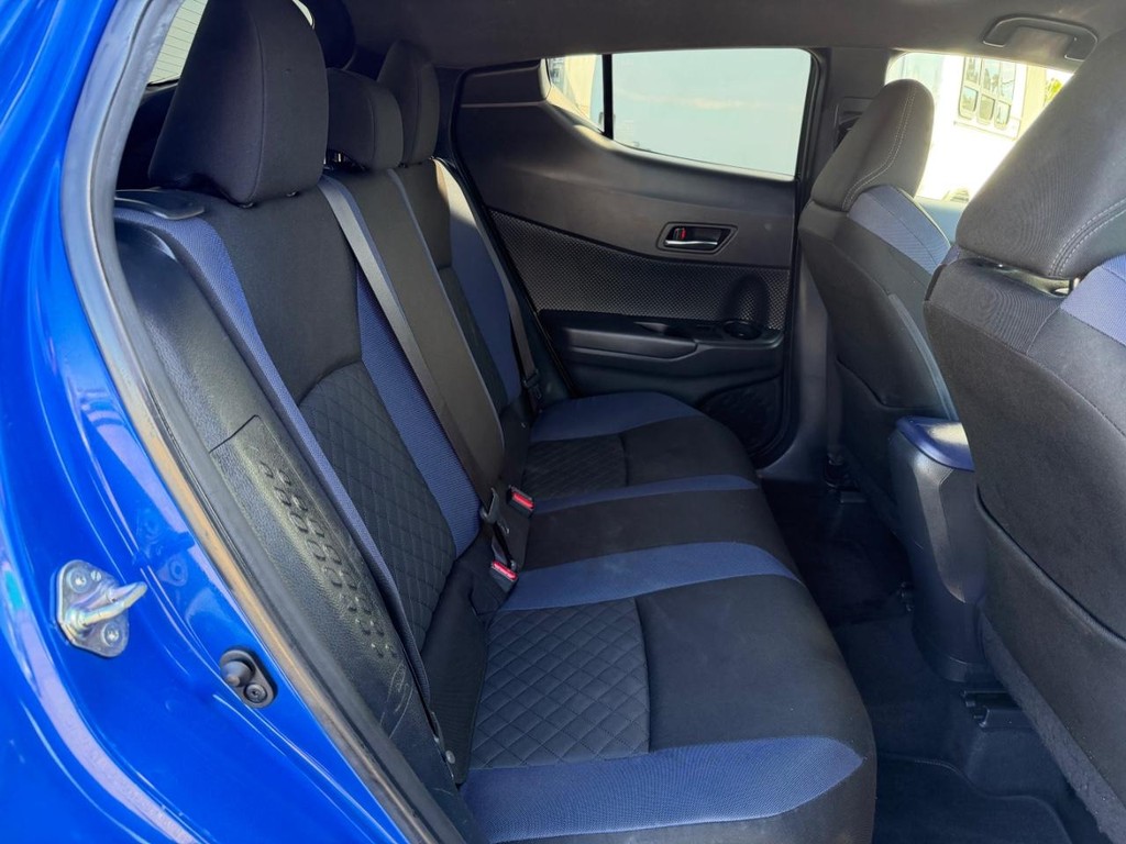 Toyota C-HR Vehicle Full-screen Gallery Image 36