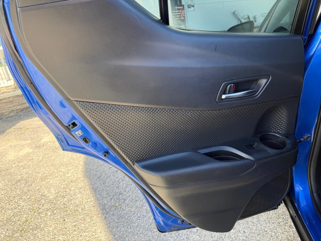 Toyota C-HR Vehicle Full-screen Gallery Image 37