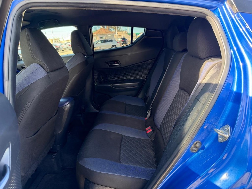 Toyota C-HR Vehicle Full-screen Gallery Image 38