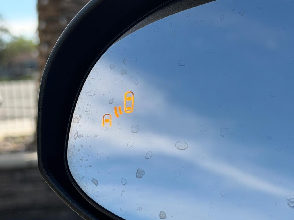 Toyota C-HR Vehicle Full-screen Gallery Image 40