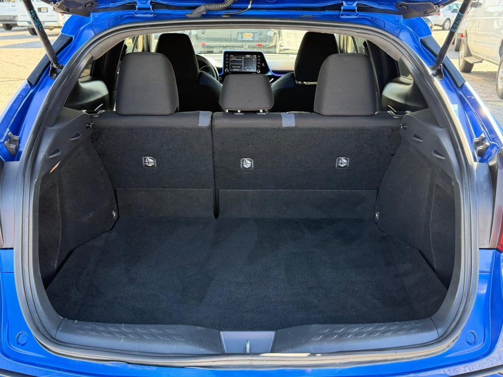 Toyota C-HR Vehicle Full-screen Gallery Image 41