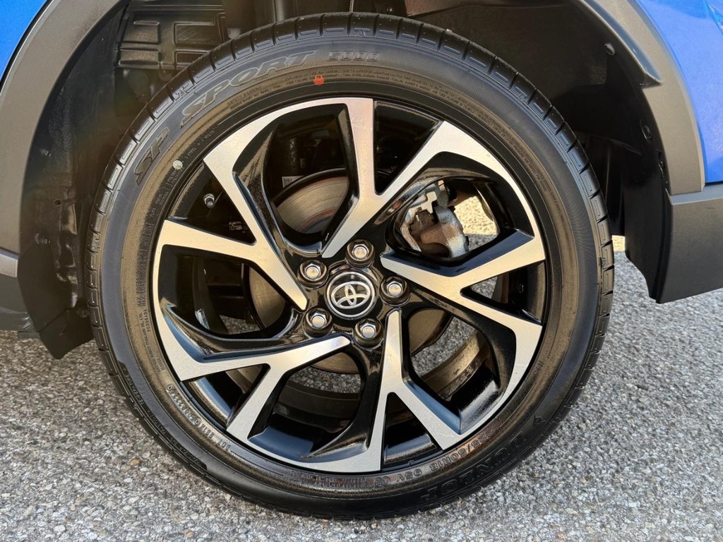 Toyota C-HR Vehicle Full-screen Gallery Image 43