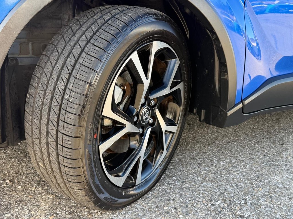 Toyota C-HR Vehicle Full-screen Gallery Image 44