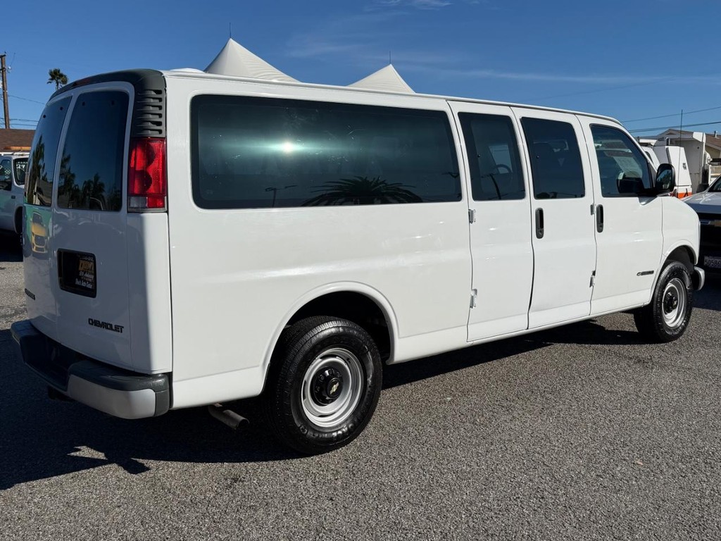 Chevrolet Express 3500 Vehicle Full-screen Gallery Image 06