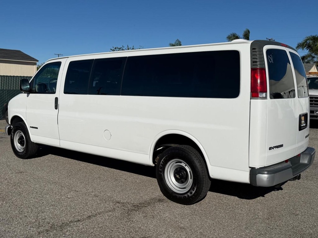 Chevrolet Express 3500 Vehicle Full-screen Gallery Image 09