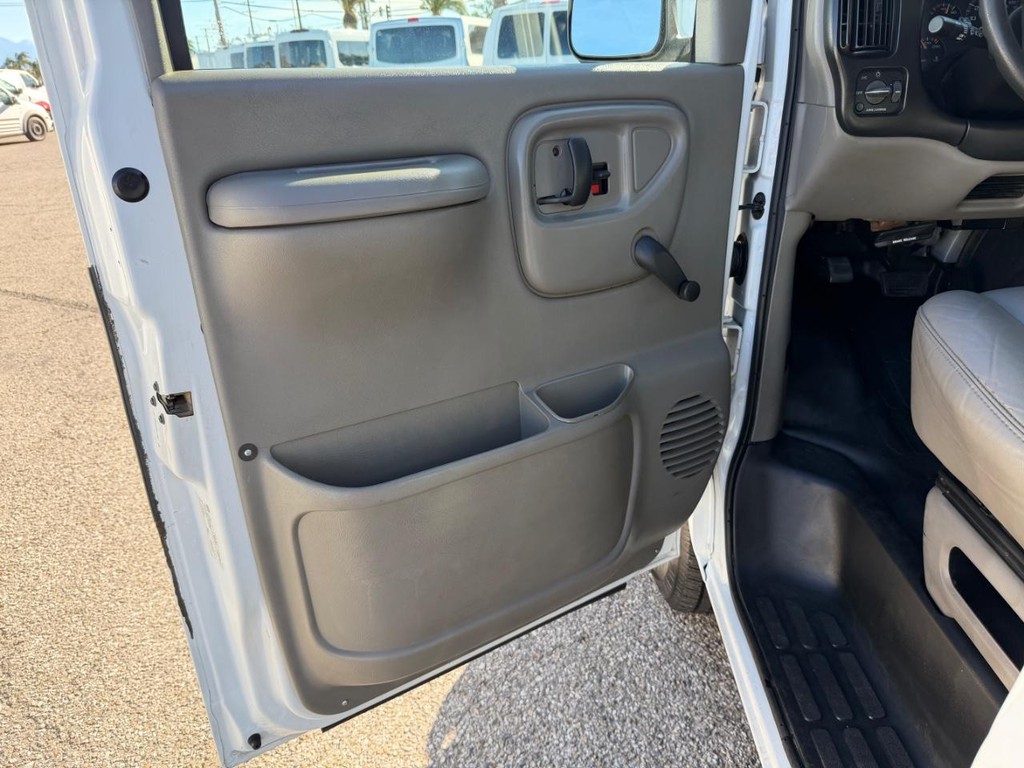 Chevrolet Express 3500 Vehicle Full-screen Gallery Image 15