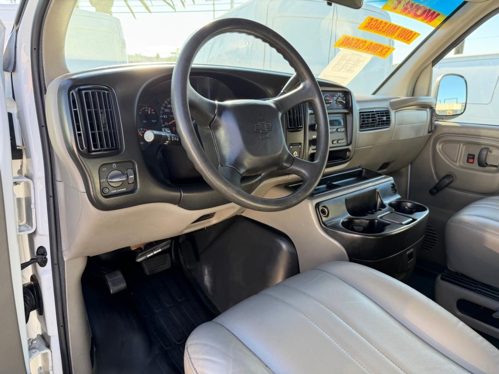 Chevrolet Express 3500 Vehicle Full-screen Gallery Image 16