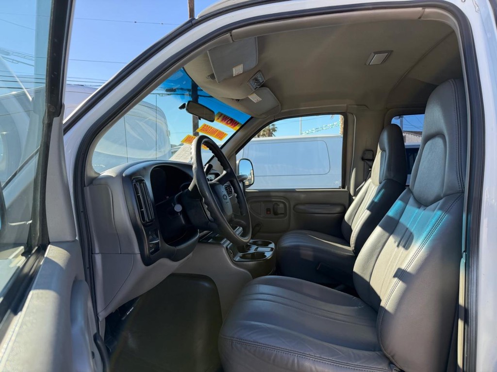 Chevrolet Express 3500 Vehicle Full-screen Gallery Image 17