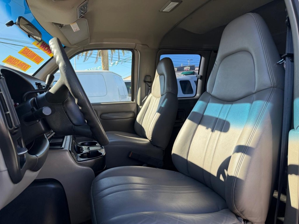 Chevrolet Express 3500 Vehicle Full-screen Gallery Image 18