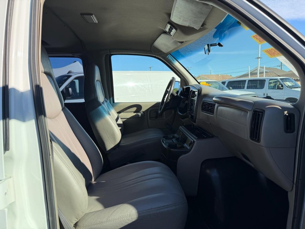 Chevrolet Express 3500 Vehicle Full-screen Gallery Image 21