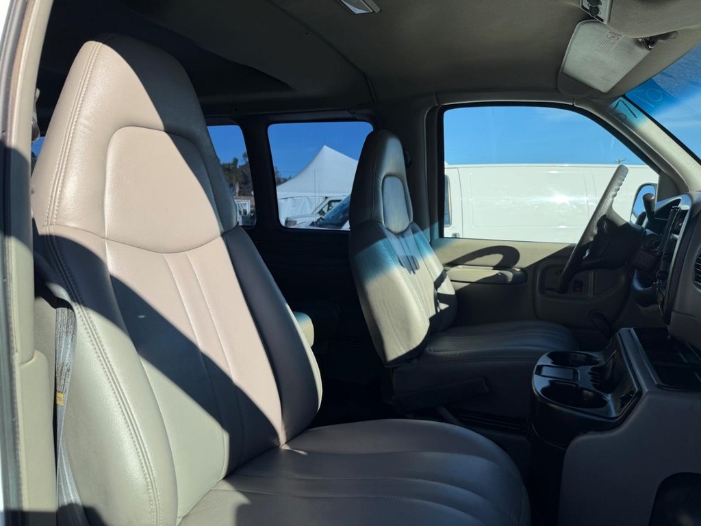 Chevrolet Express 3500 Vehicle Full-screen Gallery Image 22