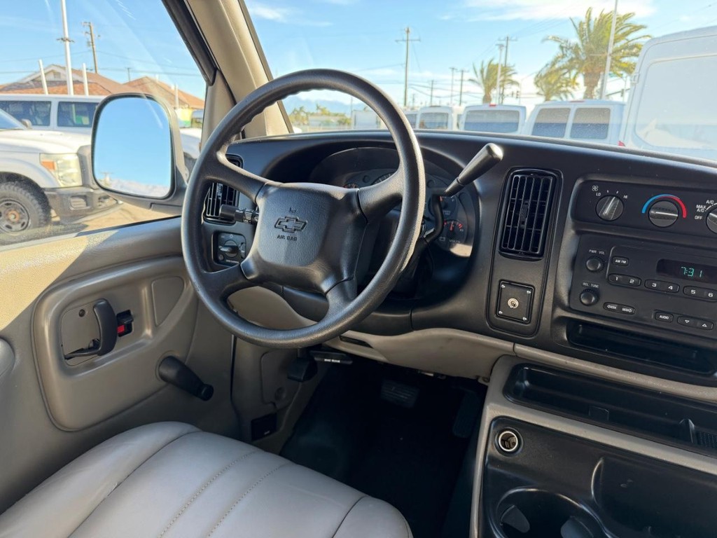 Chevrolet Express 3500 Vehicle Full-screen Gallery Image 24