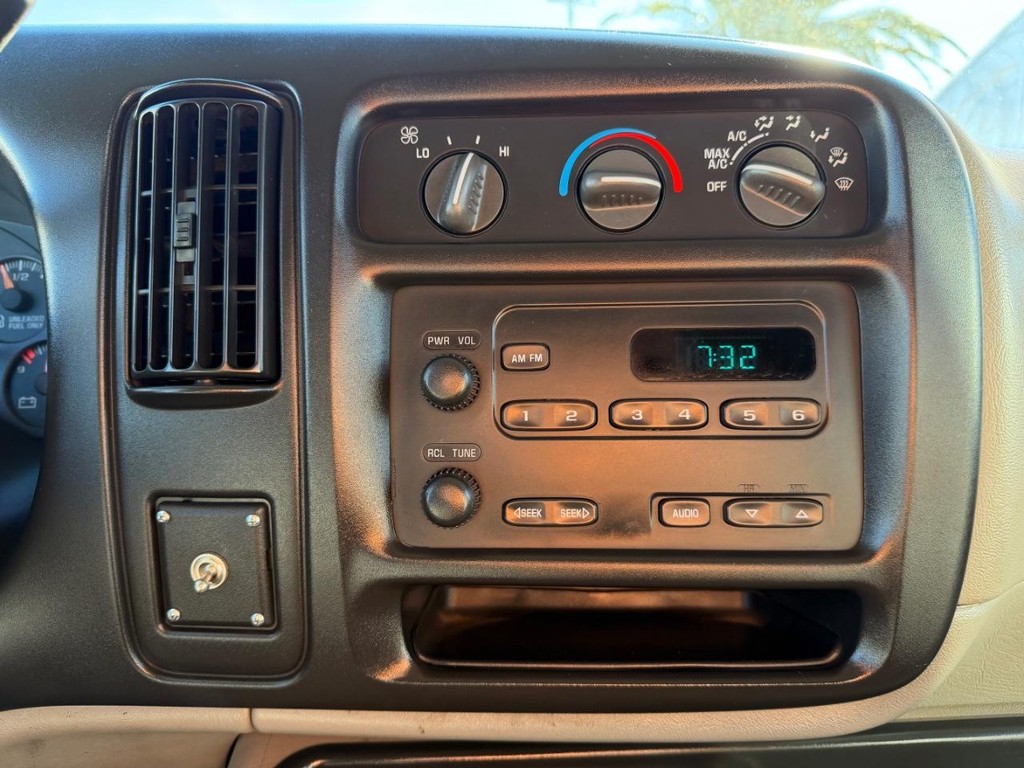 Chevrolet Express 3500 Vehicle Full-screen Gallery Image 29