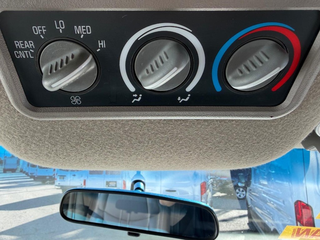 Chevrolet Express 3500 Vehicle Full-screen Gallery Image 30