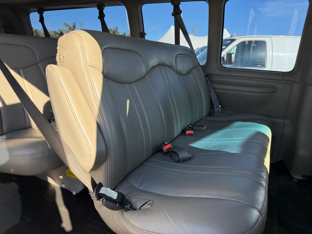 Chevrolet Express 3500 Vehicle Full-screen Gallery Image 33