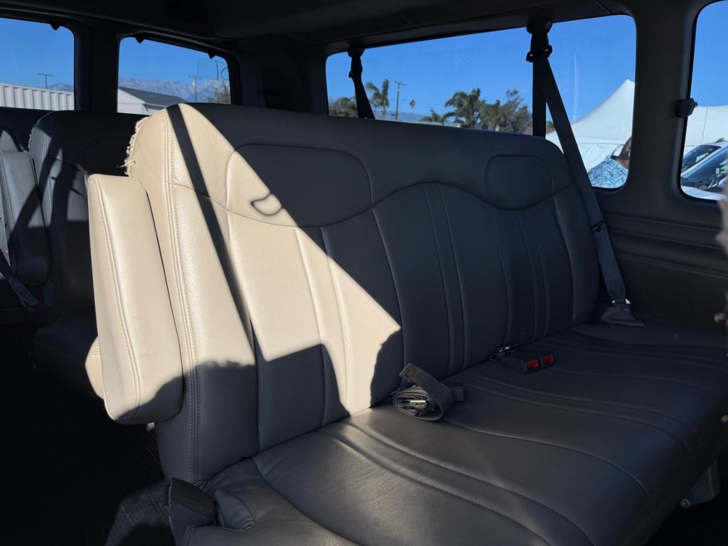 Chevrolet Express 3500 Vehicle Full-screen Gallery Image 34