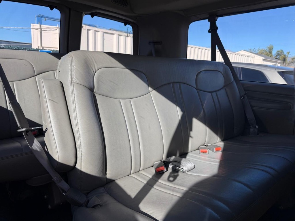 Chevrolet Express 3500 Vehicle Full-screen Gallery Image 35