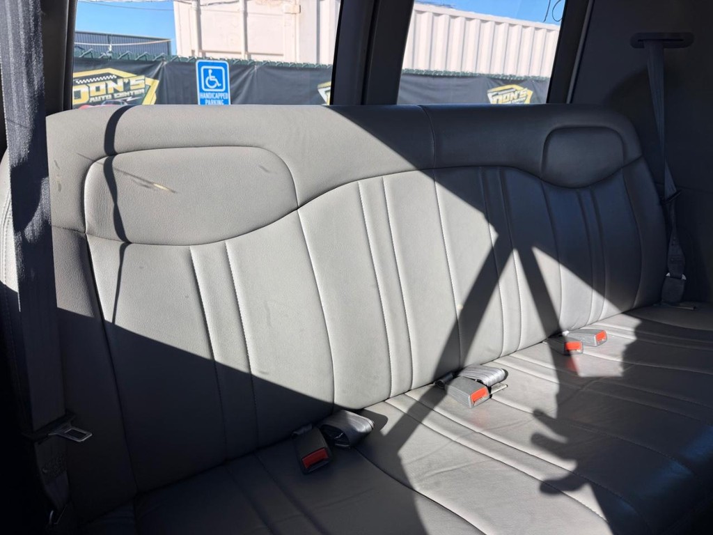 Chevrolet Express 3500 Vehicle Full-screen Gallery Image 36