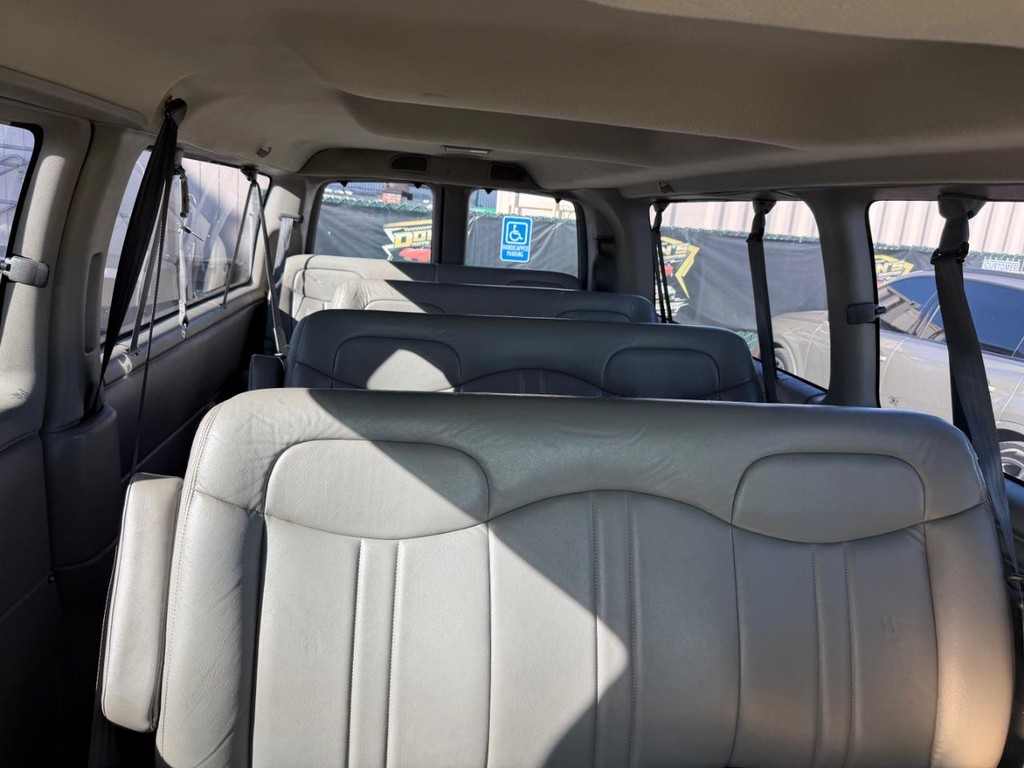 Chevrolet Express 3500 Vehicle Full-screen Gallery Image 37