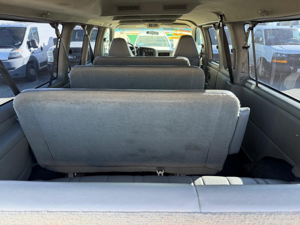 Chevrolet Express 3500 Vehicle Full-screen Gallery Image 39