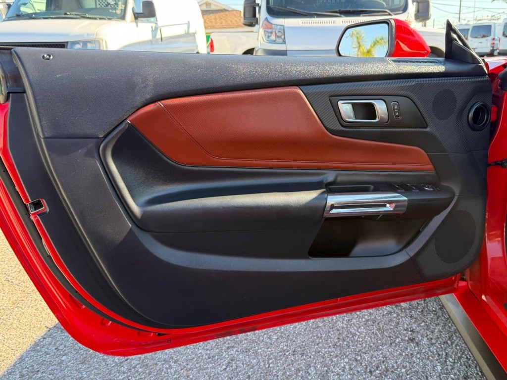 Ford Mustang Vehicle Full-screen Gallery Image 24