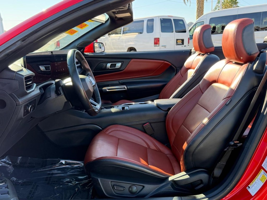 Ford Mustang Vehicle Full-screen Gallery Image 26