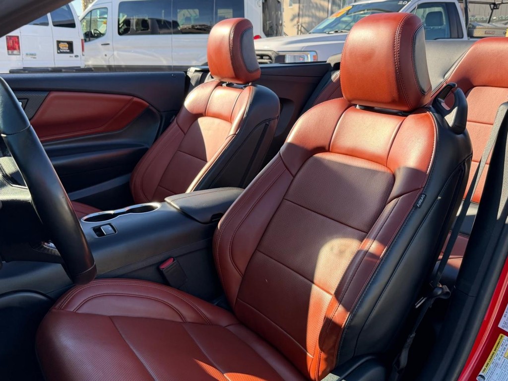 Ford Mustang Vehicle Full-screen Gallery Image 27