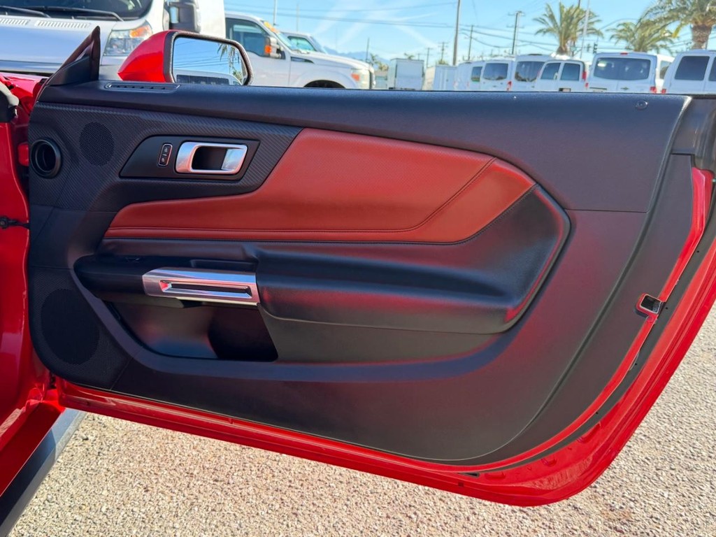 Ford Mustang Vehicle Full-screen Gallery Image 29