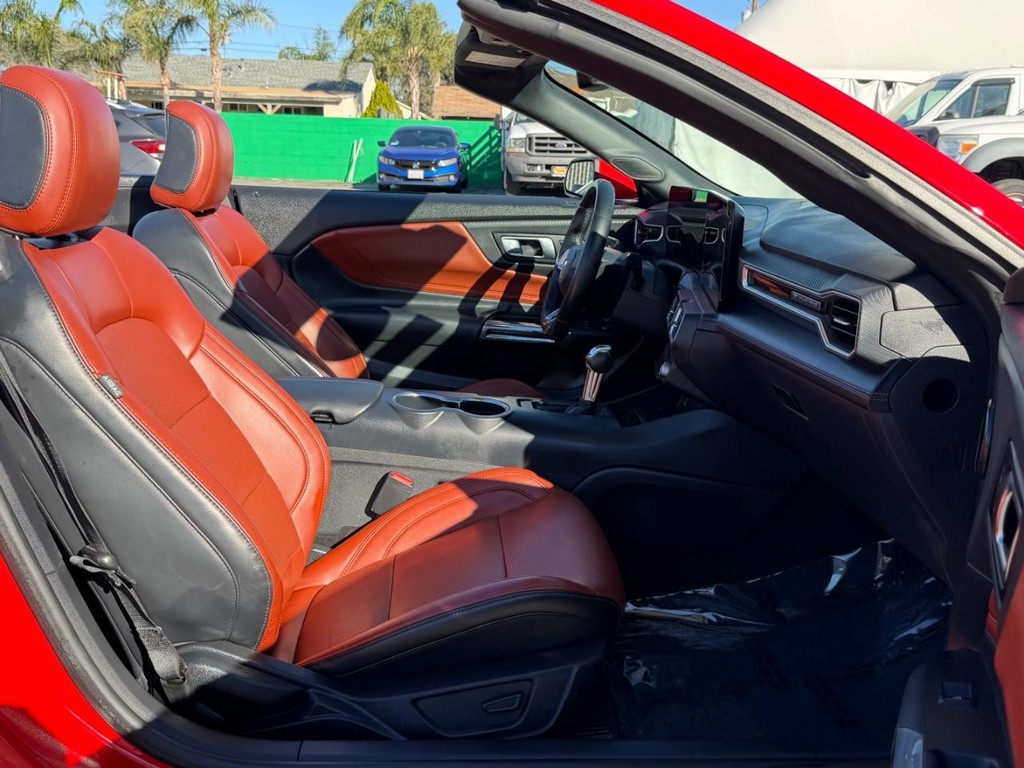 Ford Mustang Vehicle Full-screen Gallery Image 31