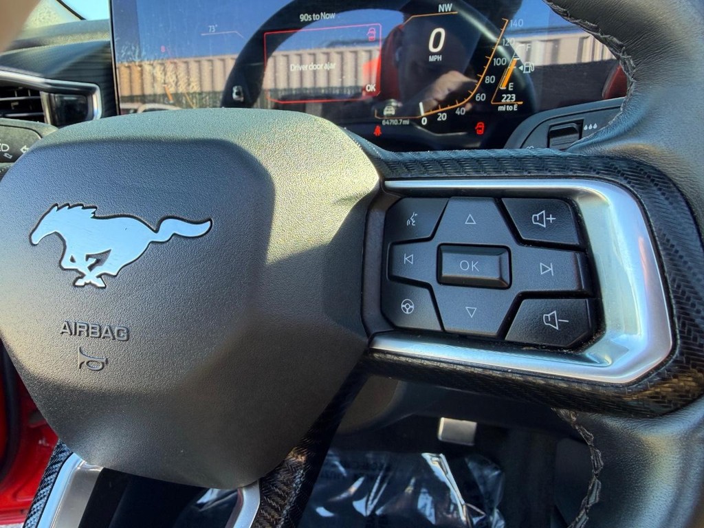 Ford Mustang Vehicle Full-screen Gallery Image 39