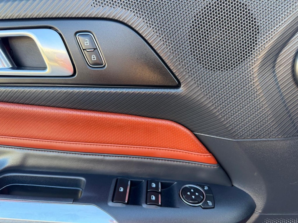 Ford Mustang Vehicle Full-screen Gallery Image 42