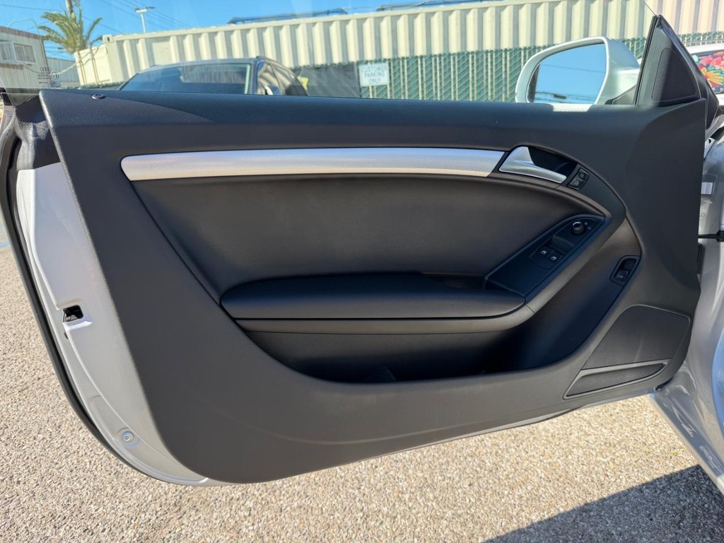 Audi A5 Vehicle Full-screen Gallery Image 15