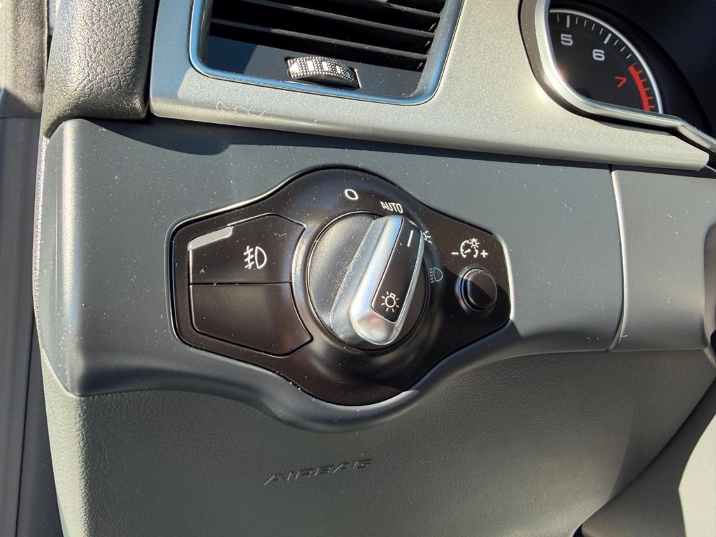 Audi A5 Vehicle Full-screen Gallery Image 32