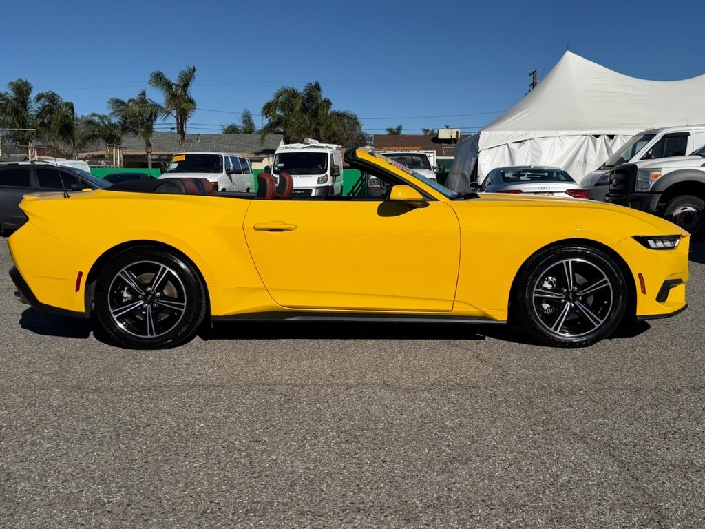 Ford Mustang Vehicle Full-screen Gallery Image 08