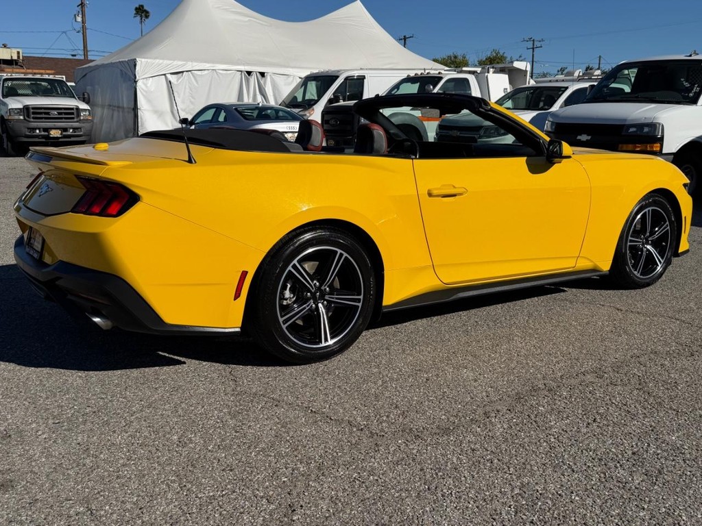 Ford Mustang Vehicle Full-screen Gallery Image 11