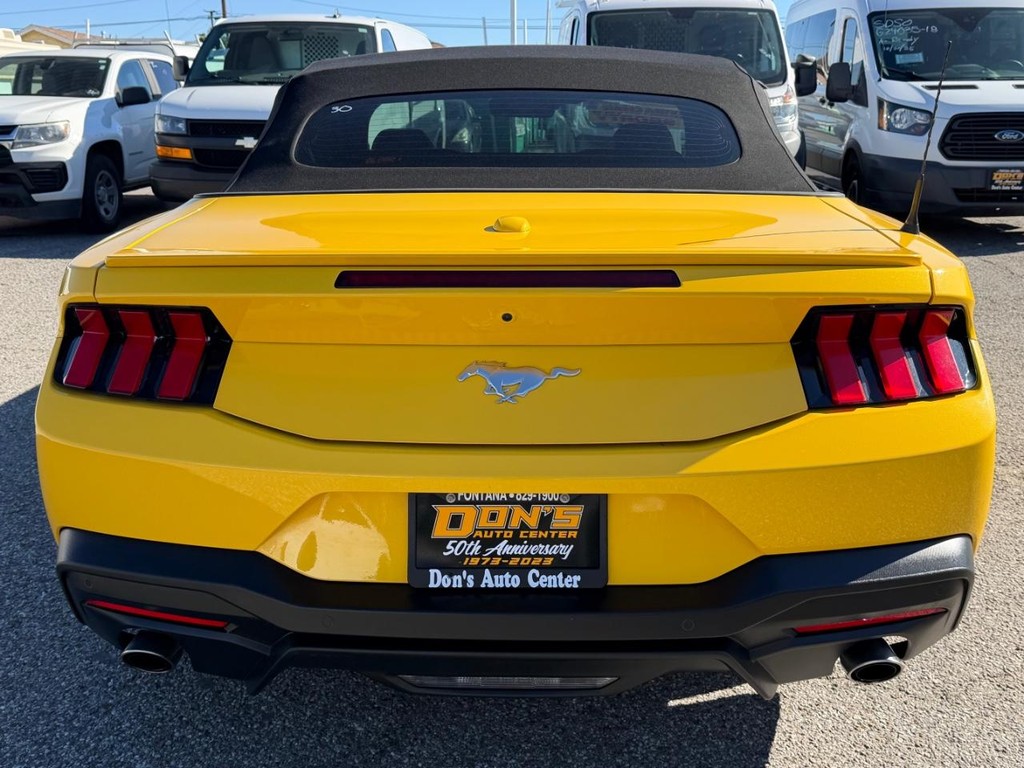 Ford Mustang Vehicle Full-screen Gallery Image 16