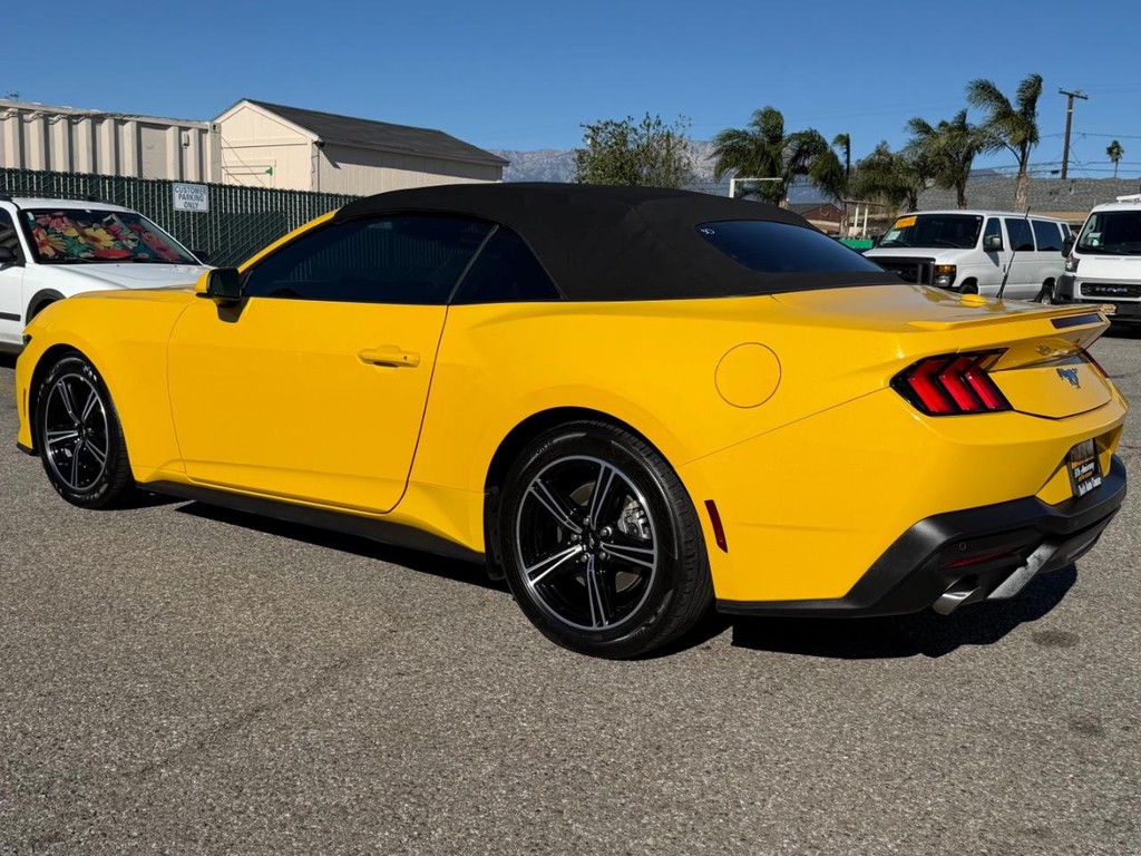 Ford Mustang Vehicle Full-screen Gallery Image 18