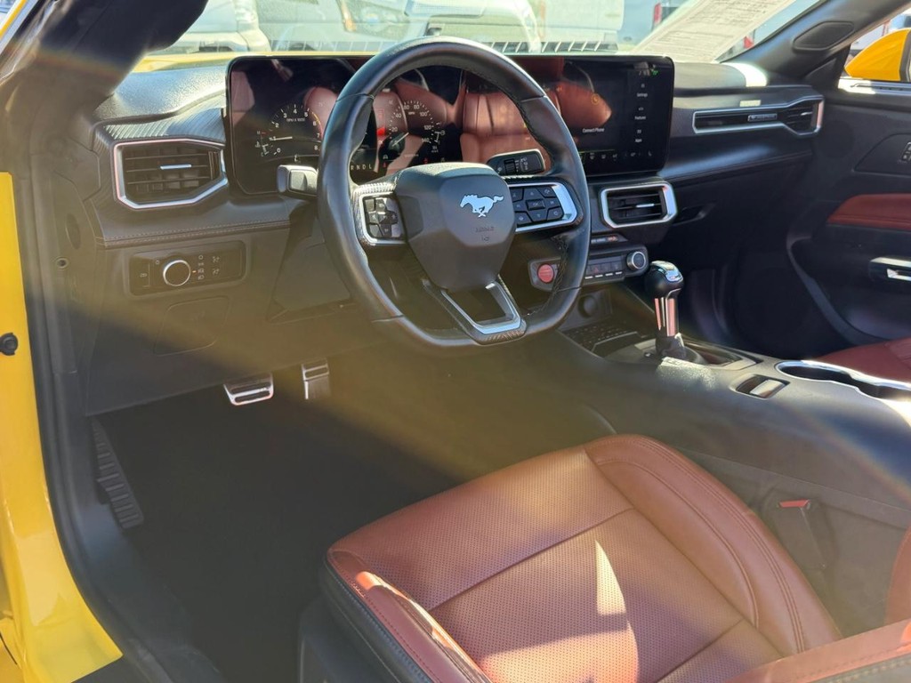 Ford Mustang Vehicle Full-screen Gallery Image 25